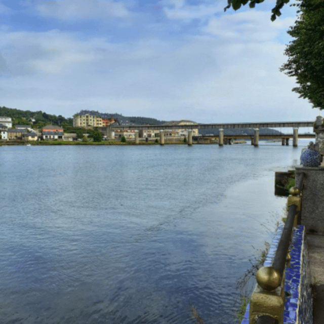 Ayuntamiento de Navia y río homónimo