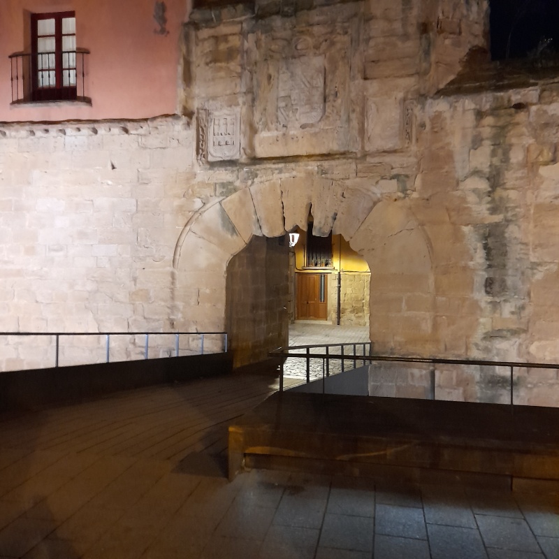 Salida de Logroño por una puerta en la muralla y un puente