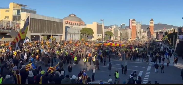 manifestación independentista en barcelona contra la cumbre hispano-francesa